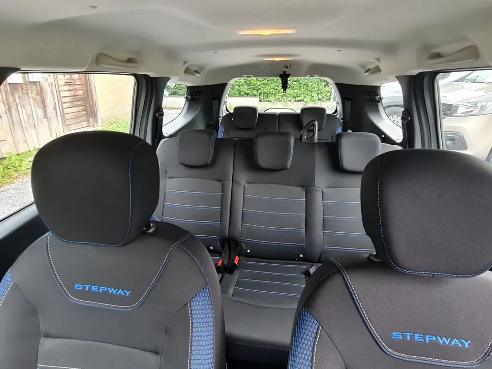 Dacia Lodgy von Mietbar, Blick von vorne durch alle drei Sitzreihen