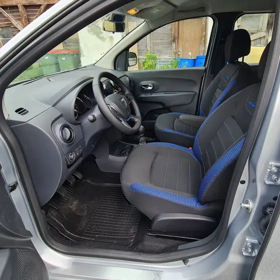 Fahrertür offen: Fahrersitz, Beifahrersitz und Cockpit des Dacia Lodgy